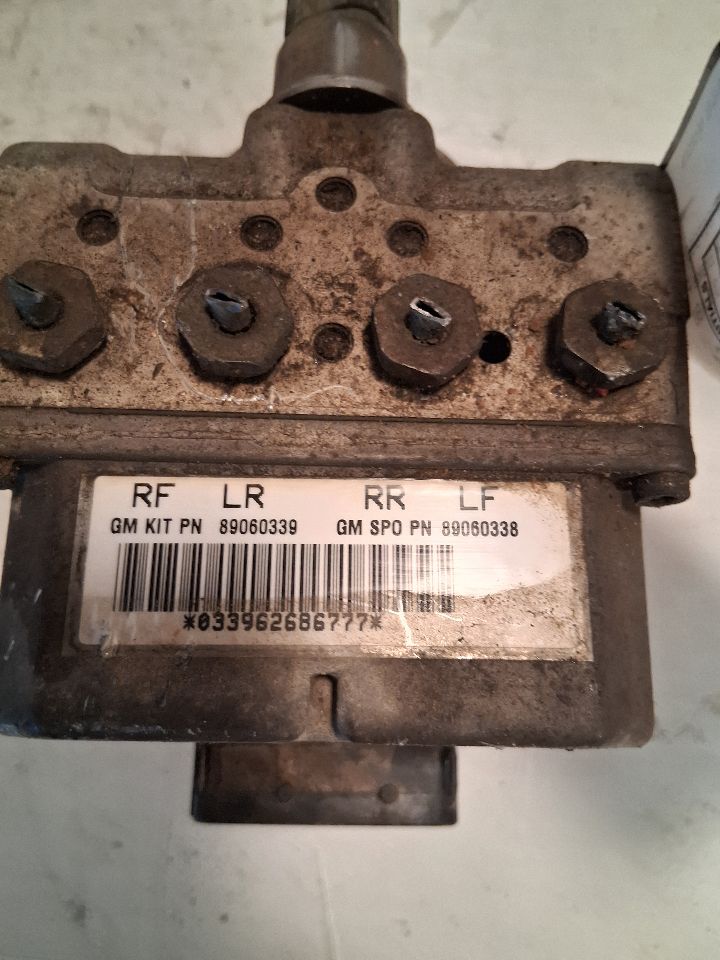 ABS Pump Module from a 2005 Cadillac CTS, photo 3