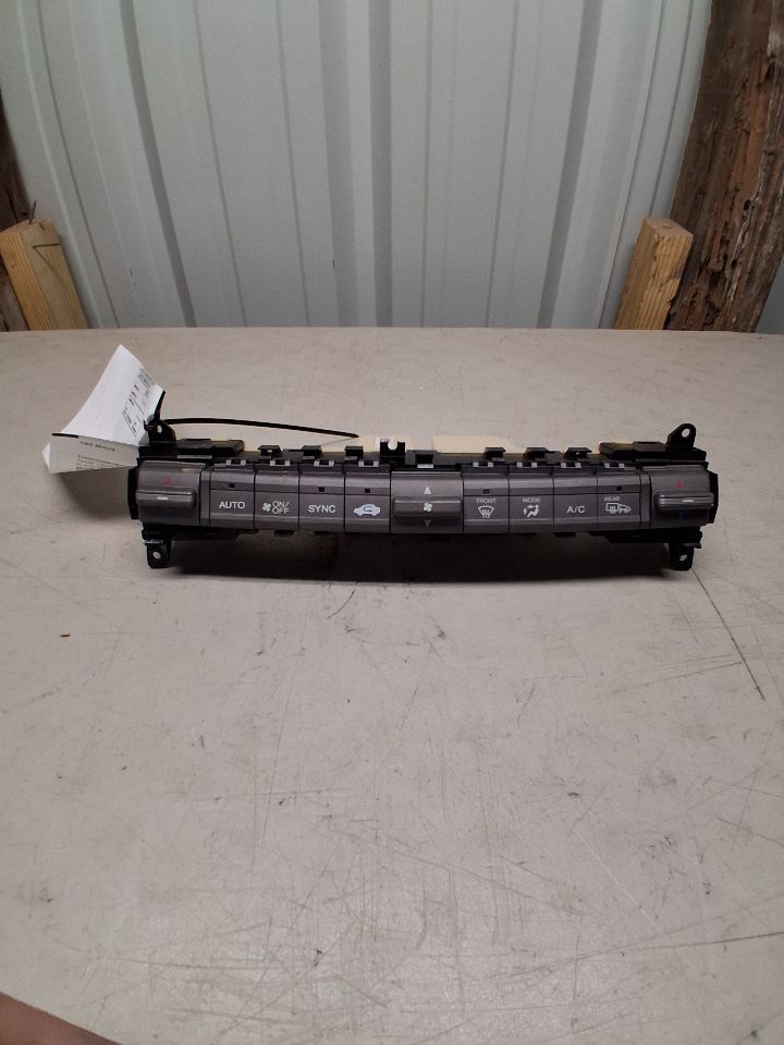Climate Control Panel from a 2011 Honda Accord, photo 2