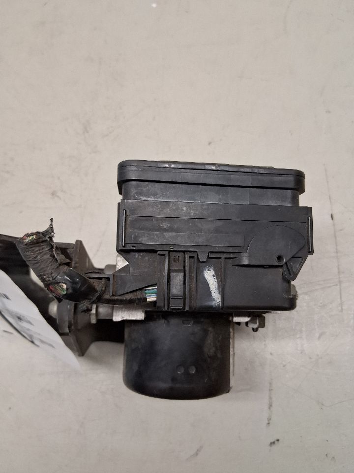 ABS Pump Module from a 2010 Dodge Caliber, photo 2
