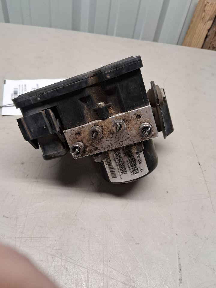 ABS Pump Module from a 2010 Dodge Caliber, photo 3
