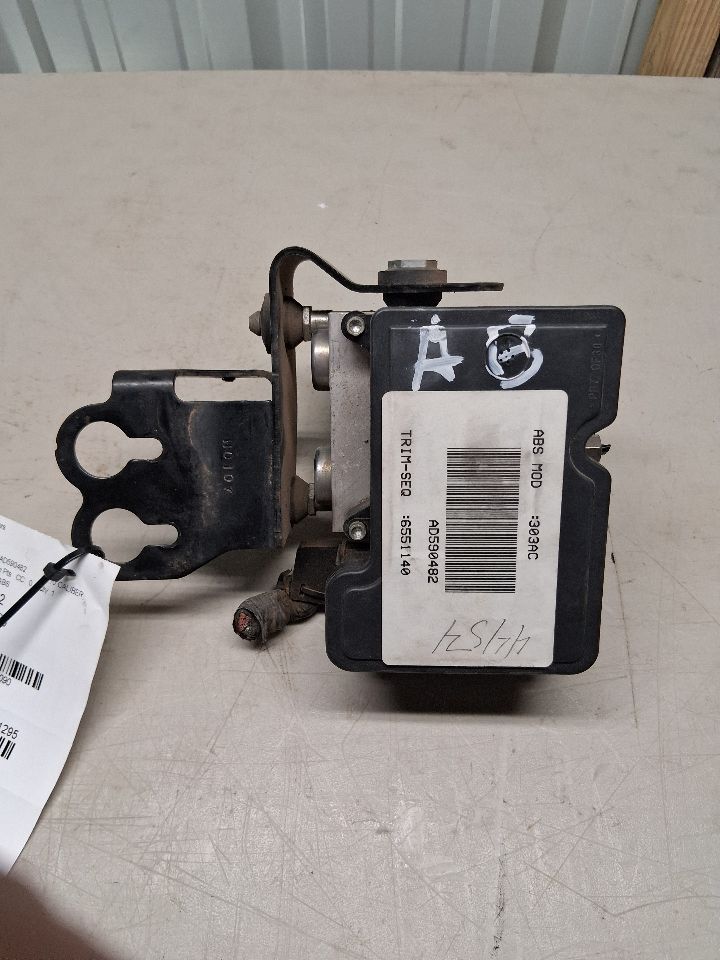 ABS Pump Module from a 2010 Dodge Caliber, photo 4