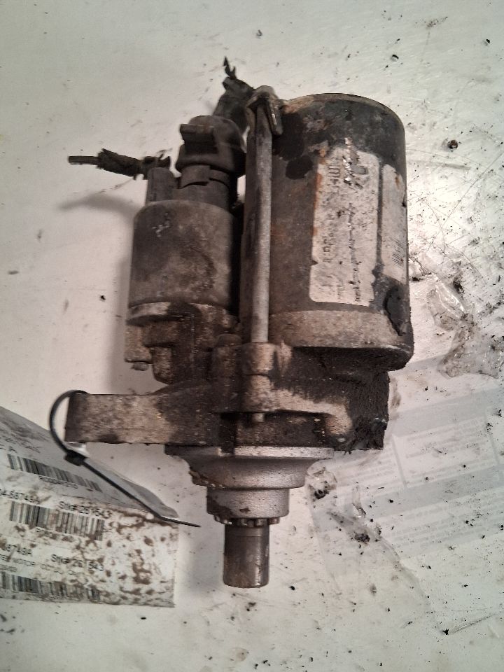 Starter Motor from a 2004 Honda Accord, photo 1
