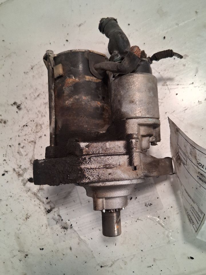 Starter Motor from a 2004 Honda Accord, photo 2