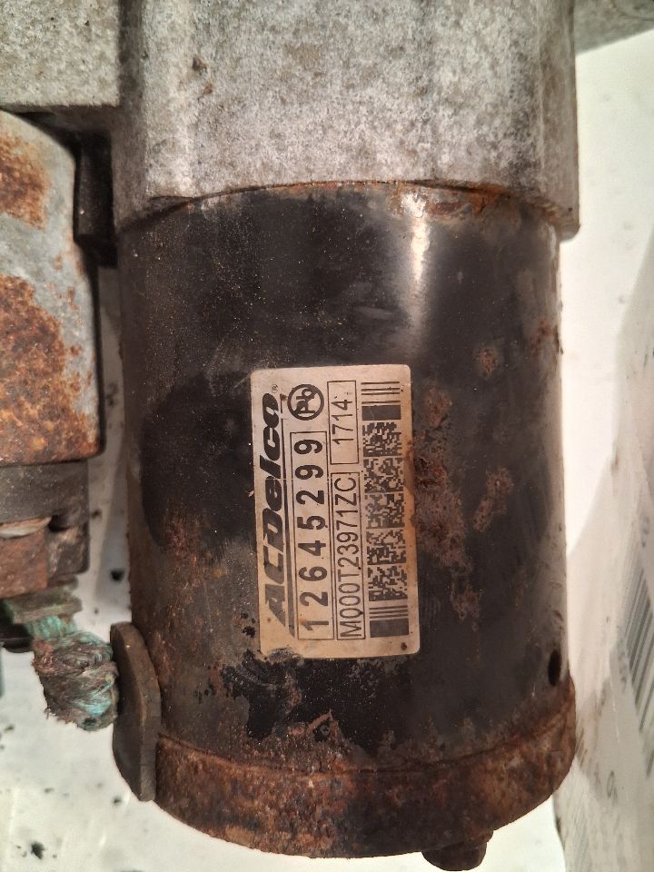Starter Motor from a 2012 Cadillac CTS, photo 2