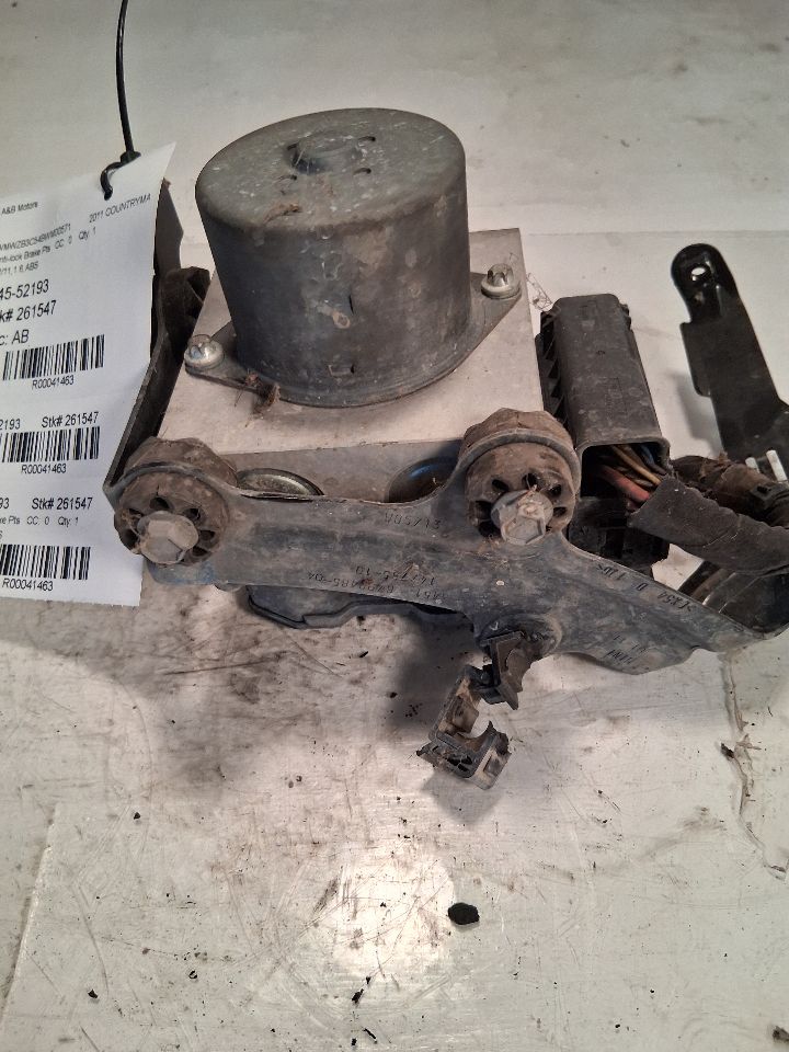 ABS Pump Module from a 2011 Mini Cooper Countryman, photo 2