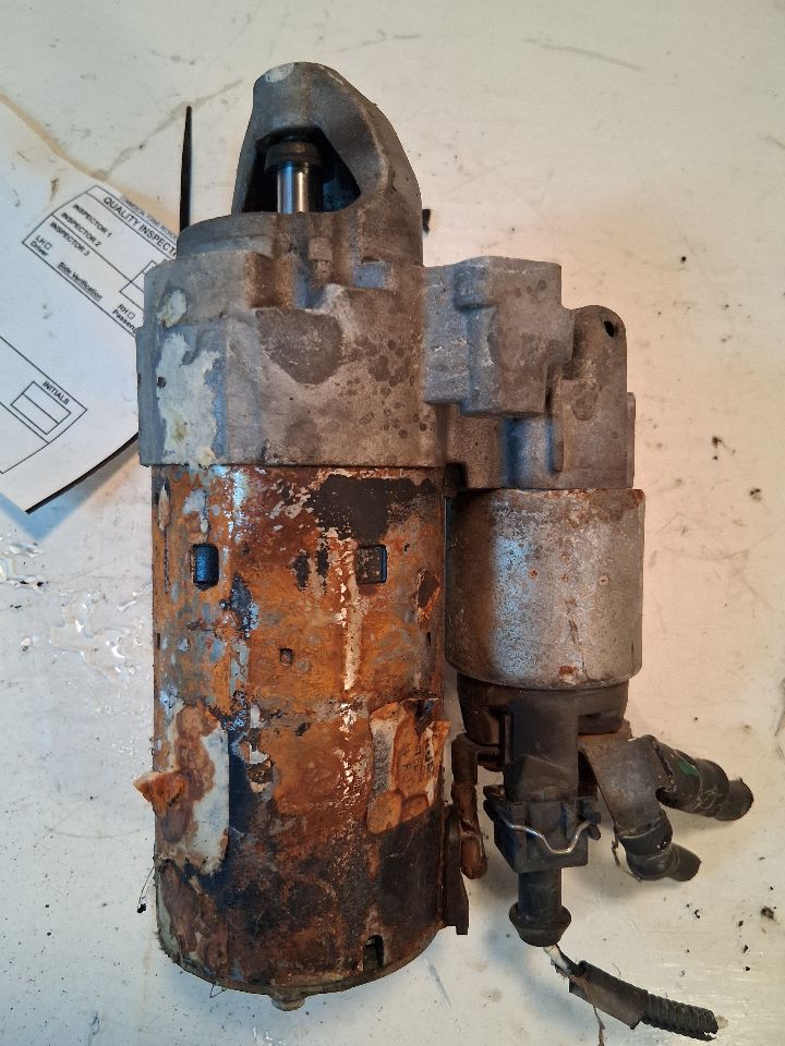 Starter Motor from a 2011 Mini Cooper Countryman, photo 1