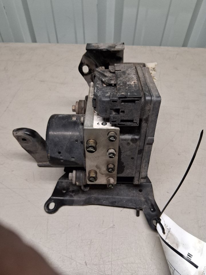 ABS Pump Module from a 2006 Nissan, photo 1