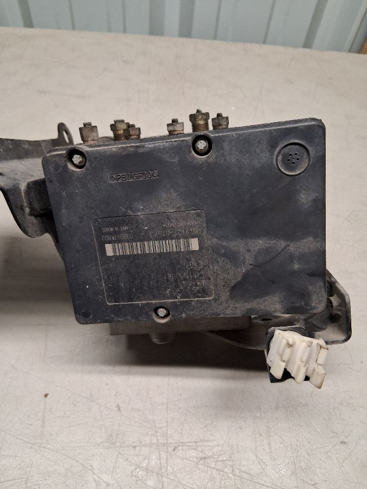 ABS Pump Module from a 2006 Nissan, photo 2