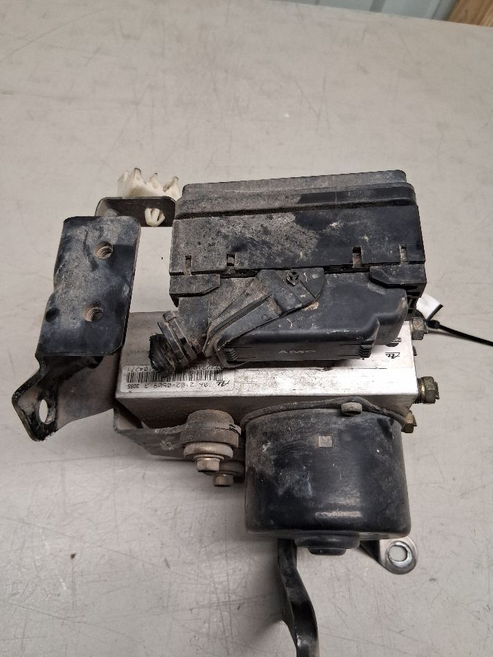 ABS Pump Module from a 2006 Nissan, photo 3