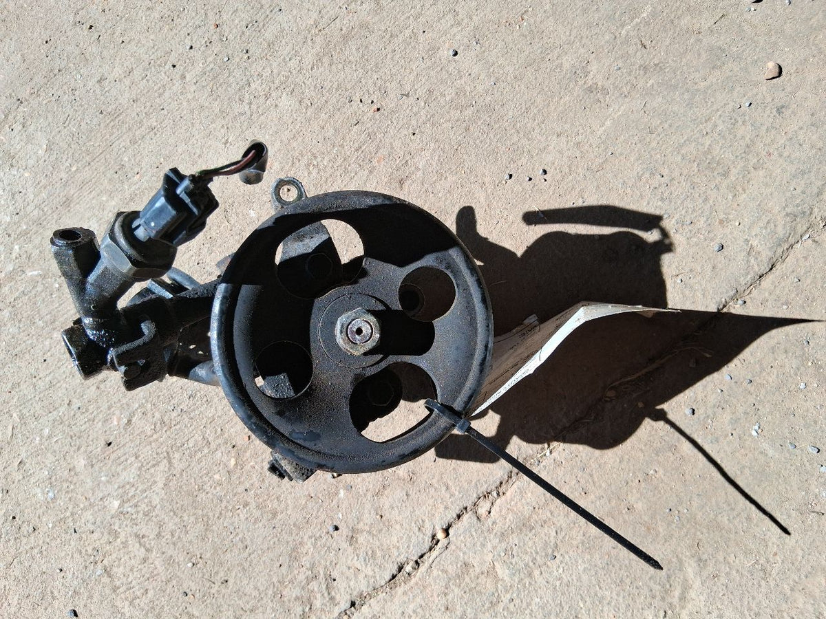Power Steering Pump from a 2006 Nissan, photo 1