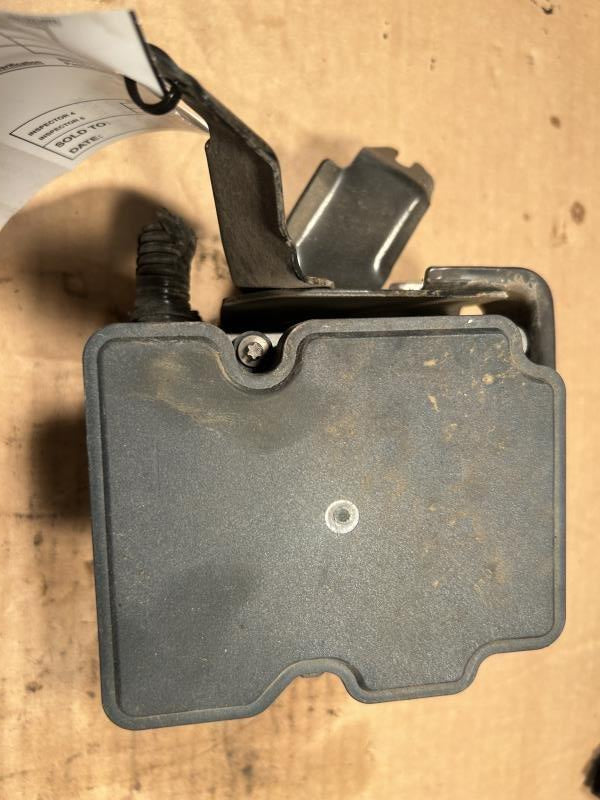 ABS Pump Module from a 2016 Honda CR-V, photo 2