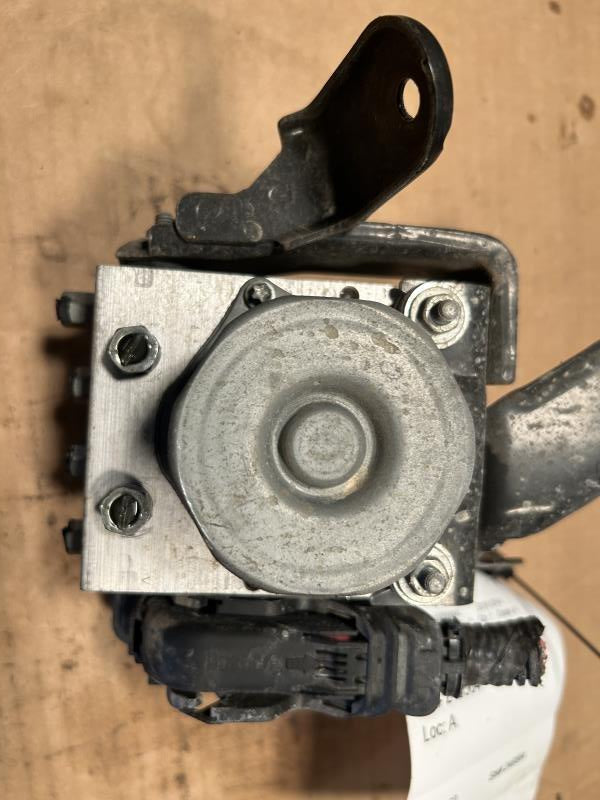 ABS Pump Module from a 2016 Honda CR-V, photo 3