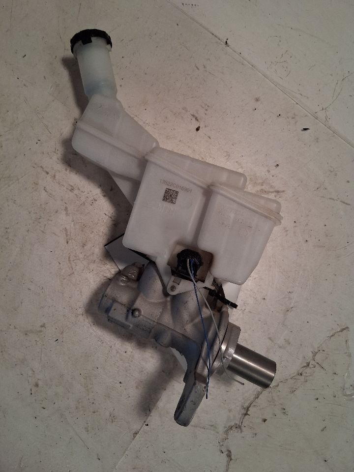 Brake Master Cylinder from a 2022 Nissan Versa, photo 2