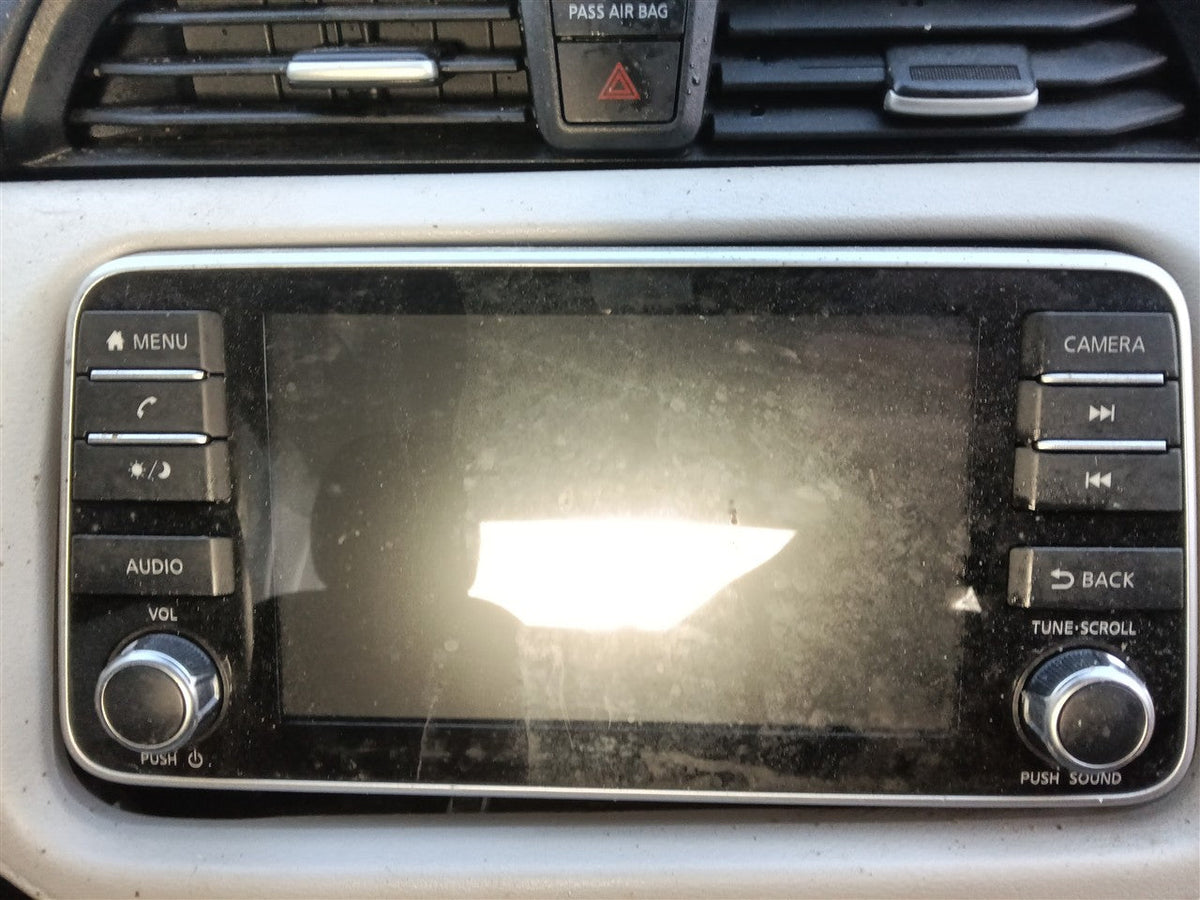 Radio Receiver from a 2022 Nissan Versa, photo 1