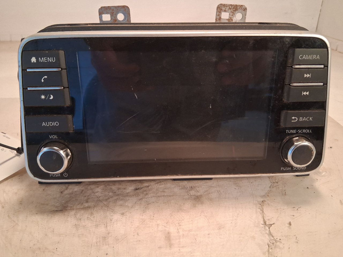 Radio Receiver from a 2022 Nissan Versa, photo 2