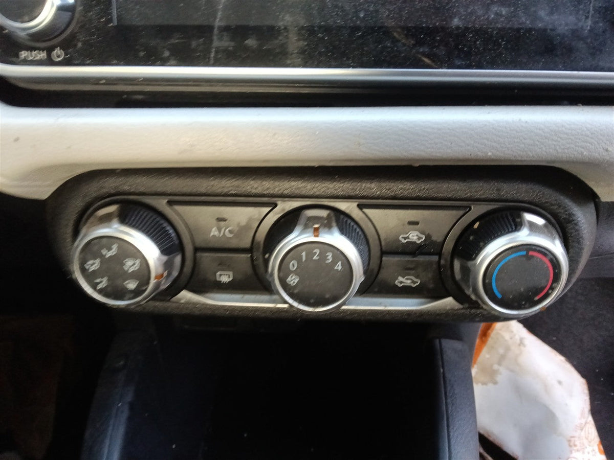 Climate Control Panel from a 2022 Nissan Versa, photo 1