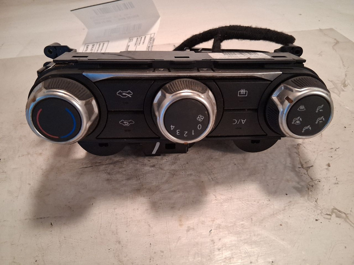 Climate Control Panel from a 2022 Nissan Versa, photo 2