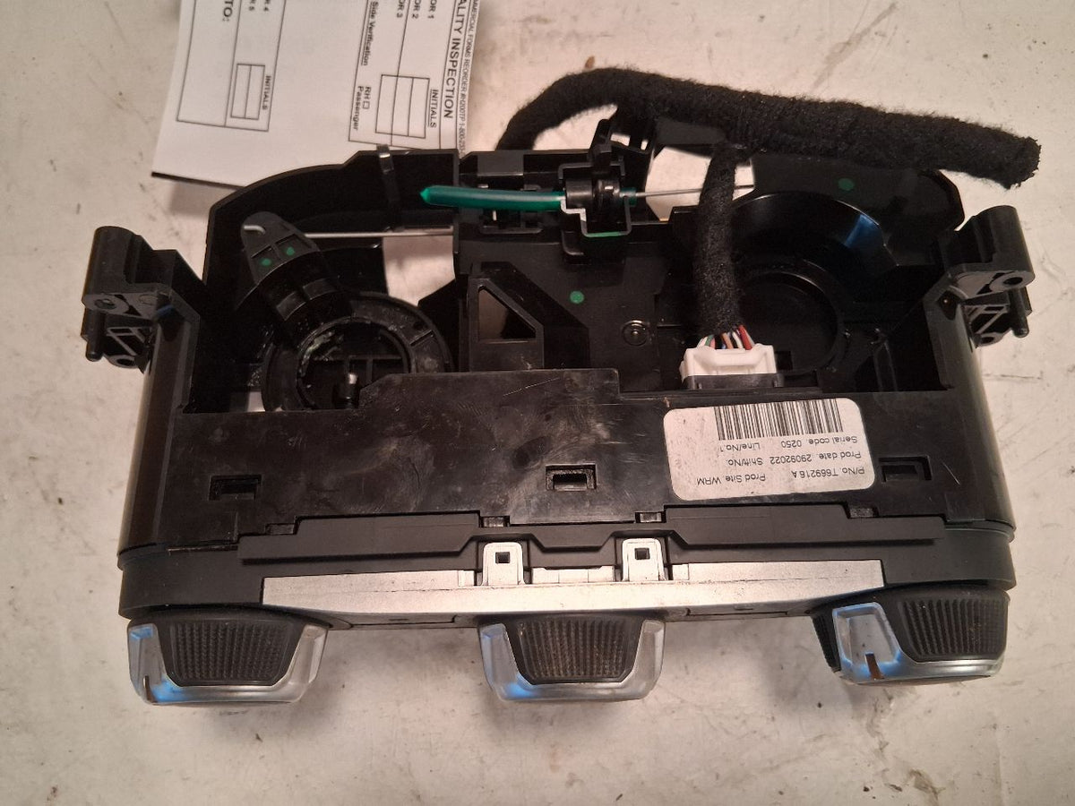 Climate Control Panel from a 2022 Nissan Versa, photo 3