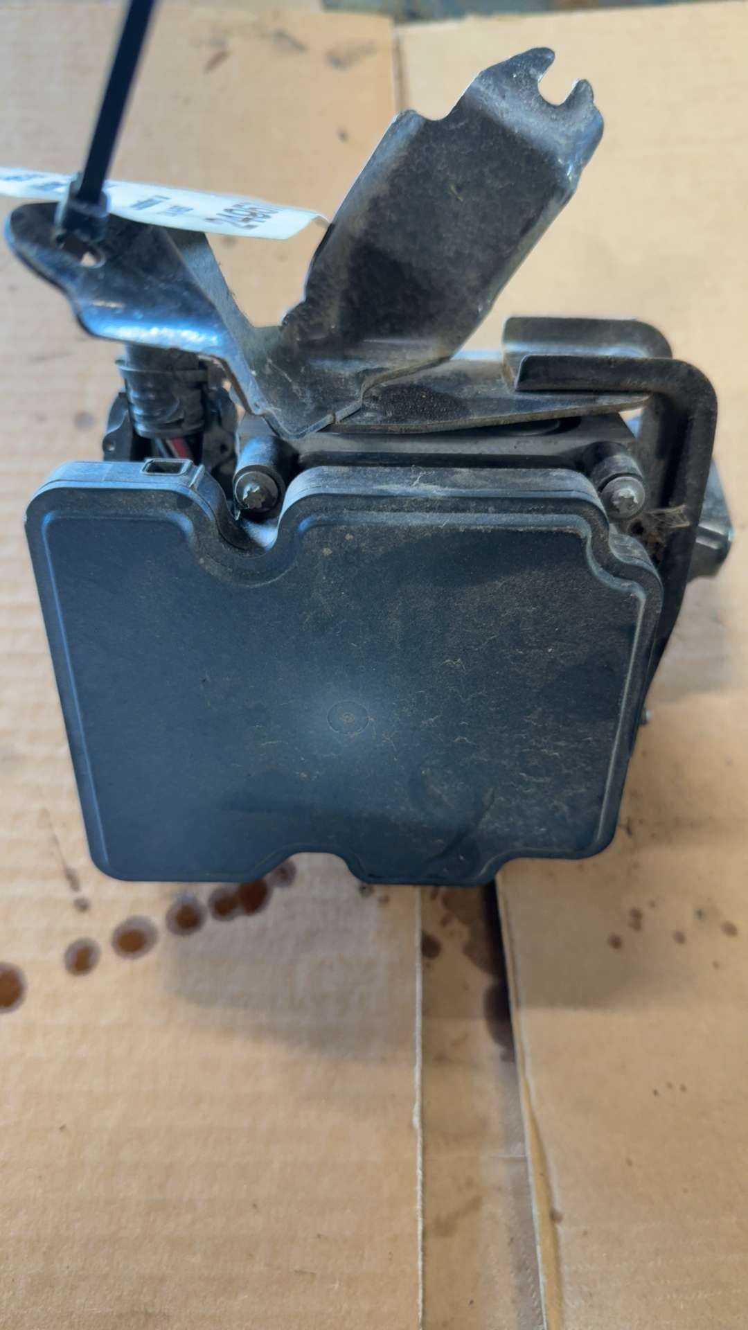 ABS Pump Module from a 2014 Honda CR-V, photo 2