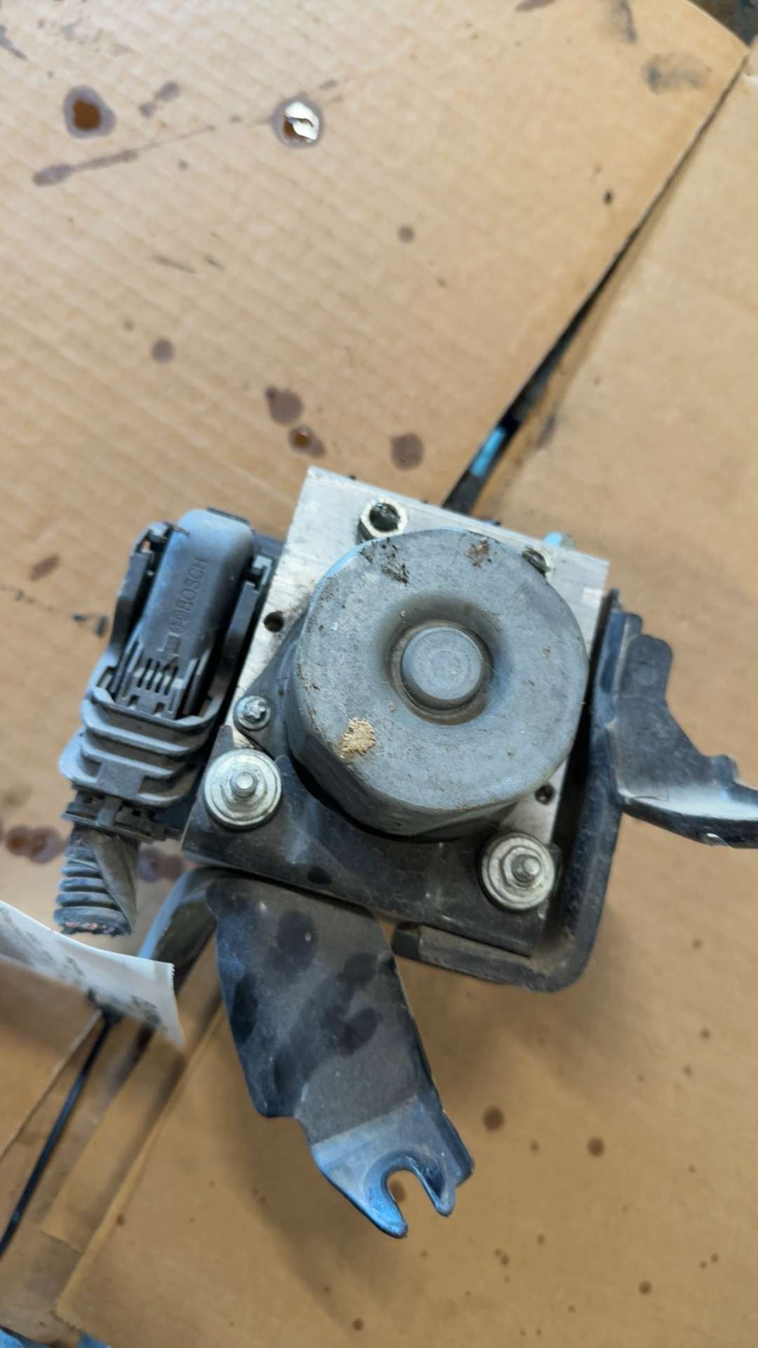 ABS Pump Module from a 2014 Honda CR-V, photo 3