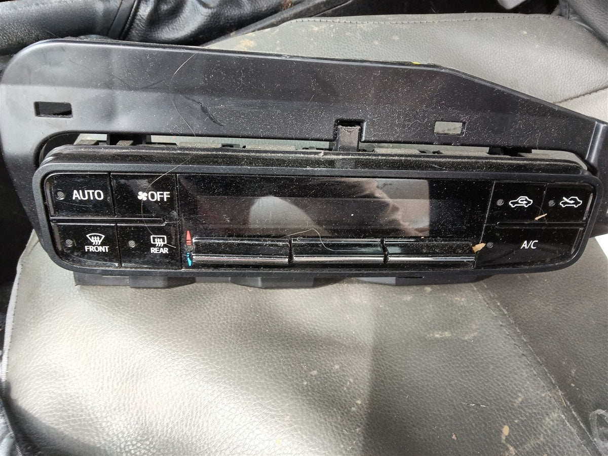 Climate Control Panel from a 2018 Toyota Corolla, photo 1