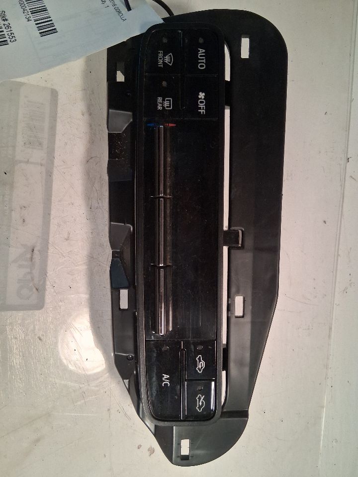Climate Control Panel from a 2018 Toyota Corolla, photo 2