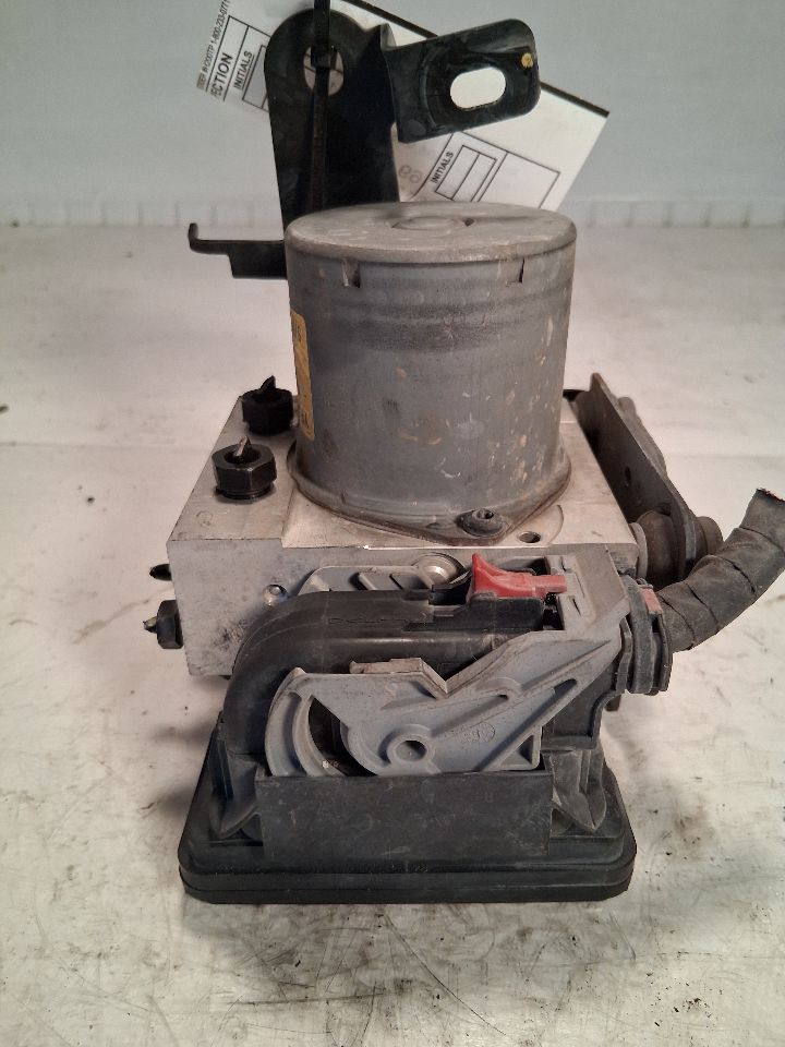 ABS Pump Module from a 2014 Hyundai Sonata, photo 2
