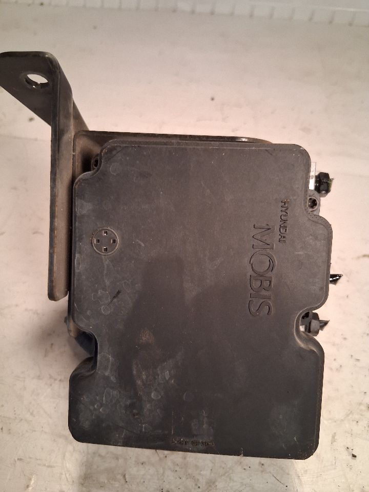 ABS Pump Module from a 2014 Hyundai Sonata, photo 4