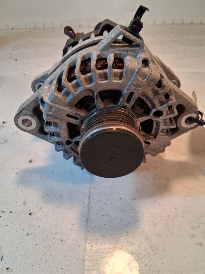 Alternator from a 2014 Hyundai Sonata, photo 1