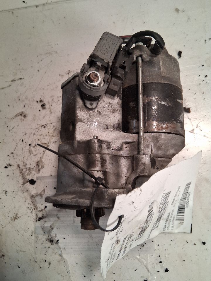Starter Motor from a 2002 Toyota Corolla, photo 1