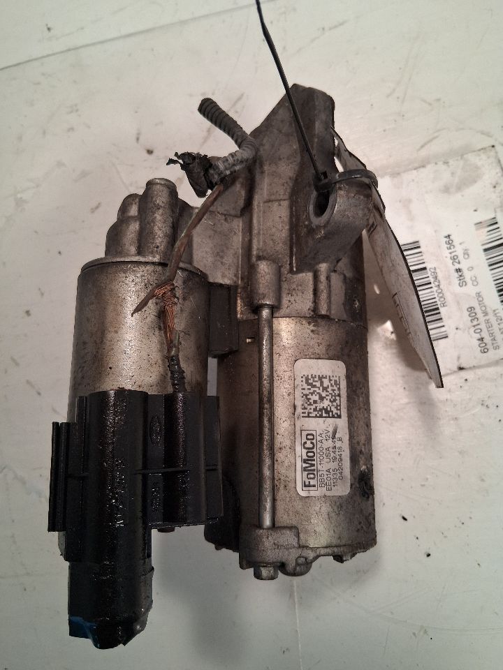 Starter Motor from a 2012 Ford Escape, photo 1