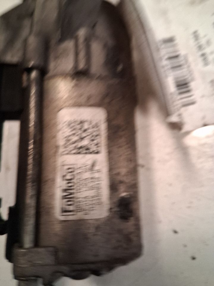 Starter Motor from a 2012 Ford Escape, photo 2