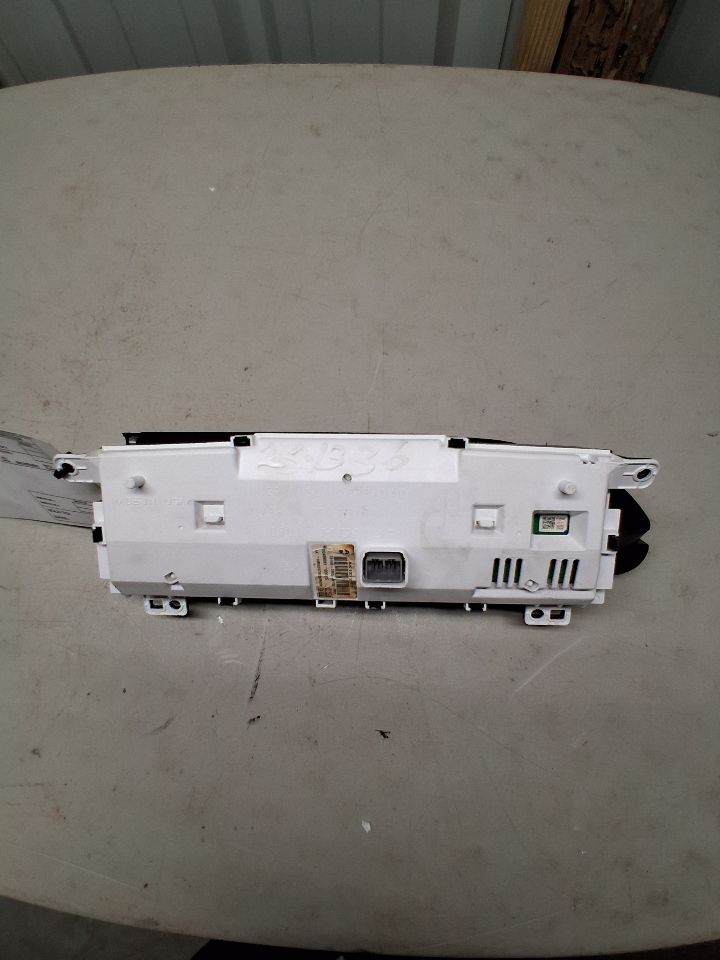 Speedometer Instrument Cluster from a 2015 Honda Civic, photo 3