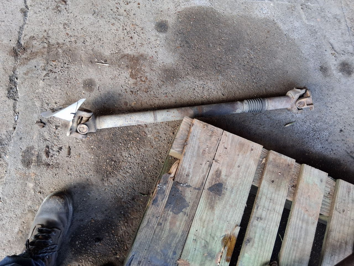 Drive Shaft from a 2008 Ford F-150, front, photo 2