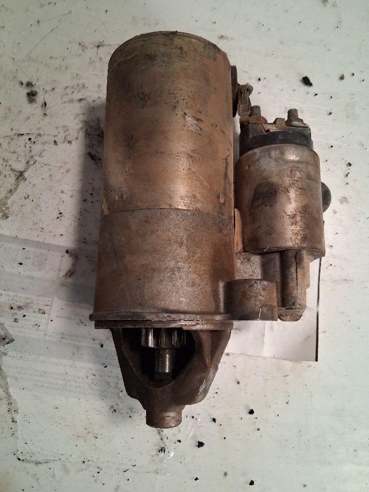 Starter Motor from a 2001 Ford Escort, photo 2