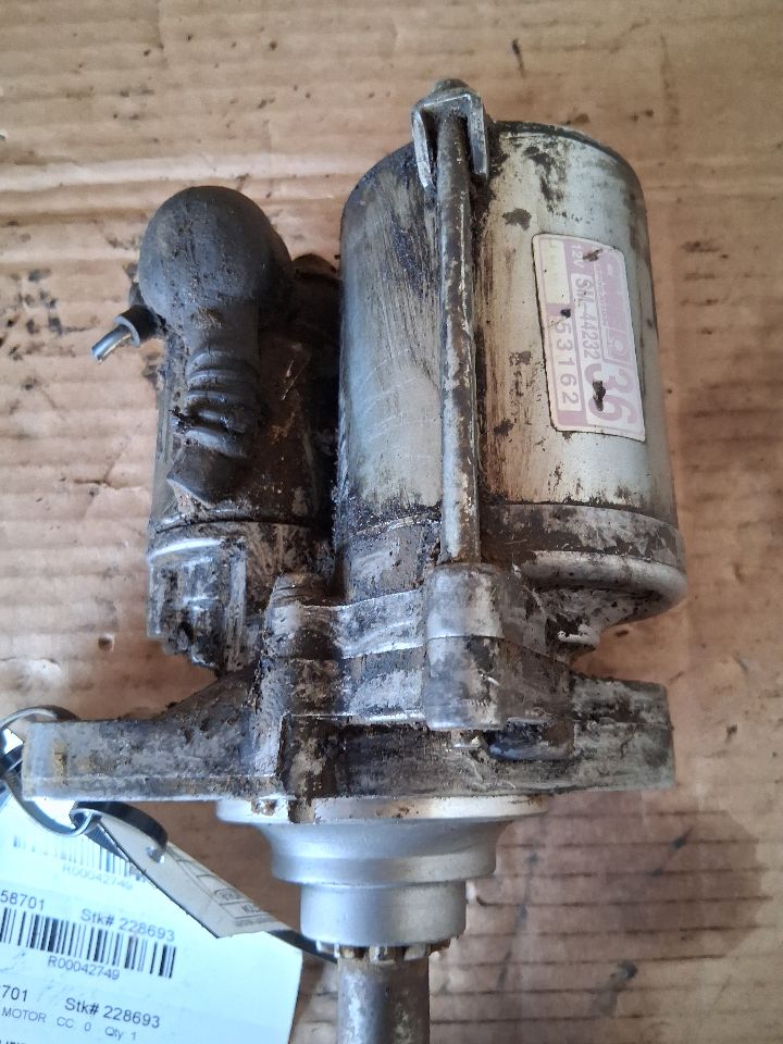 Starter Motor from a 2005 Honda Civic, photo 1