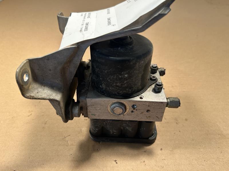 ABS Pump Module from a 2006 Honda, photo 2