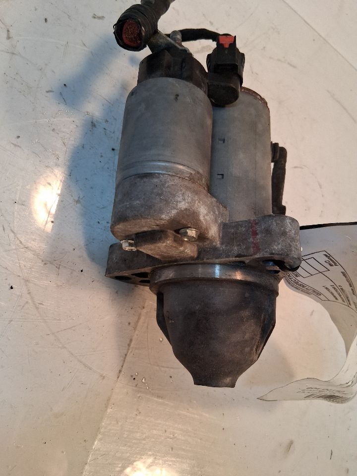 Starter Motor from a 2013 Chevrolet Malibu, photo 1