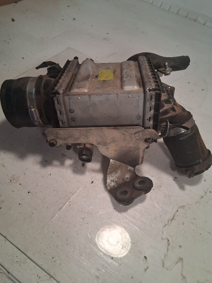 Intercooler from a 2017 Infiniti Q50, right side, photo 3