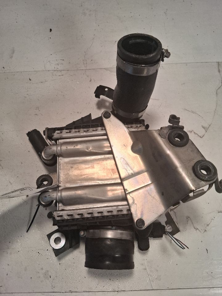 Intercooler from a 2017 Infiniti Q50, left side, photo 3