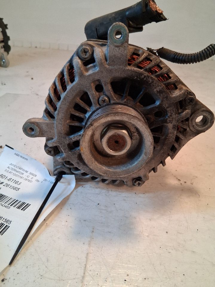 Alternator from a 2017 Infiniti Q50, photo 1