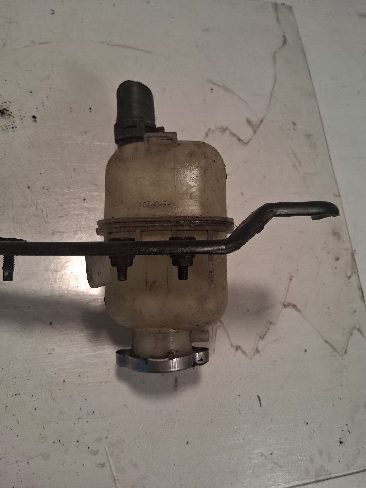 Coolant Reservoir from a 2017 Infiniti Q50, photo 3