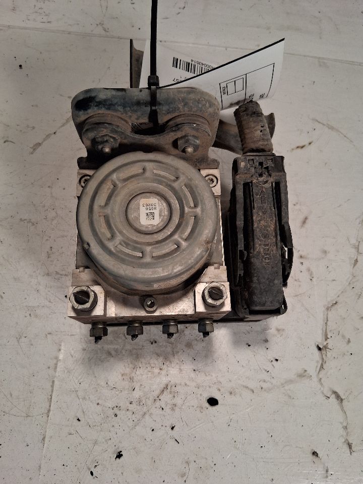 ABS Pump Module from a 2017 Honda Civic, photo 1