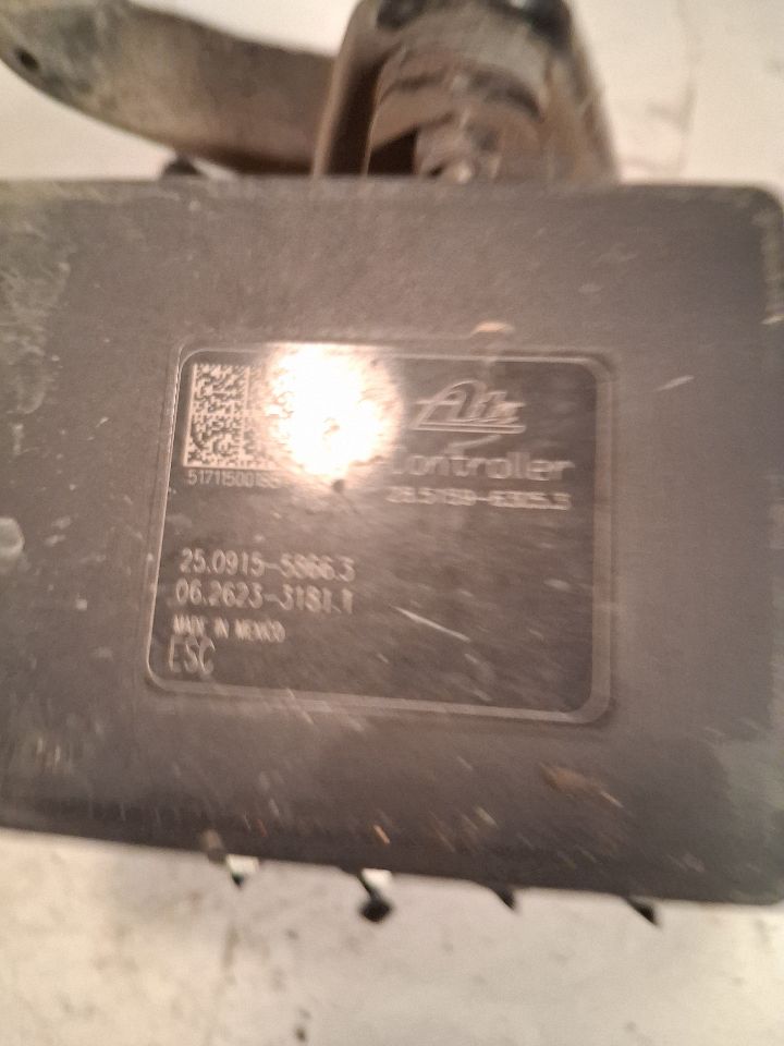 ABS Pump Module from a 2017 Honda Civic, photo 2