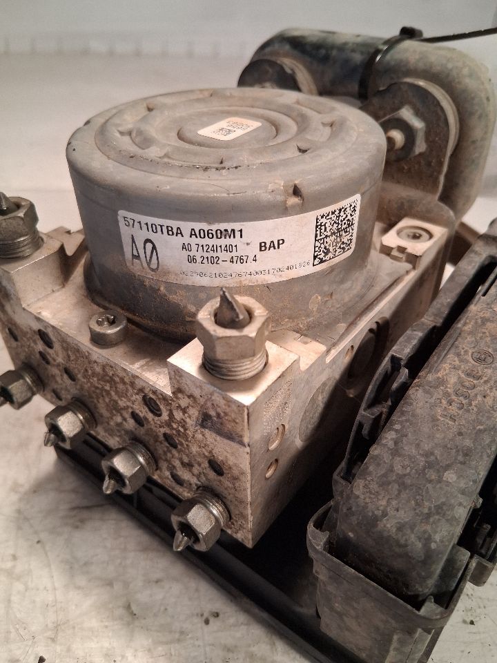 ABS Pump Module from a 2017 Honda Civic, photo 3