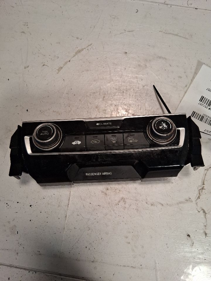 Climate Control Panel from a 2017 Honda Civic, photo 2
