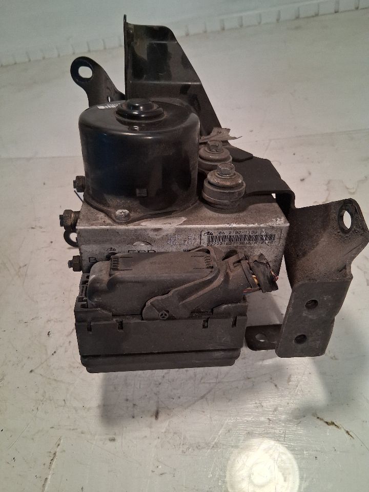 ABS Pump Module from a 2009 Infiniti QX56, photo 2