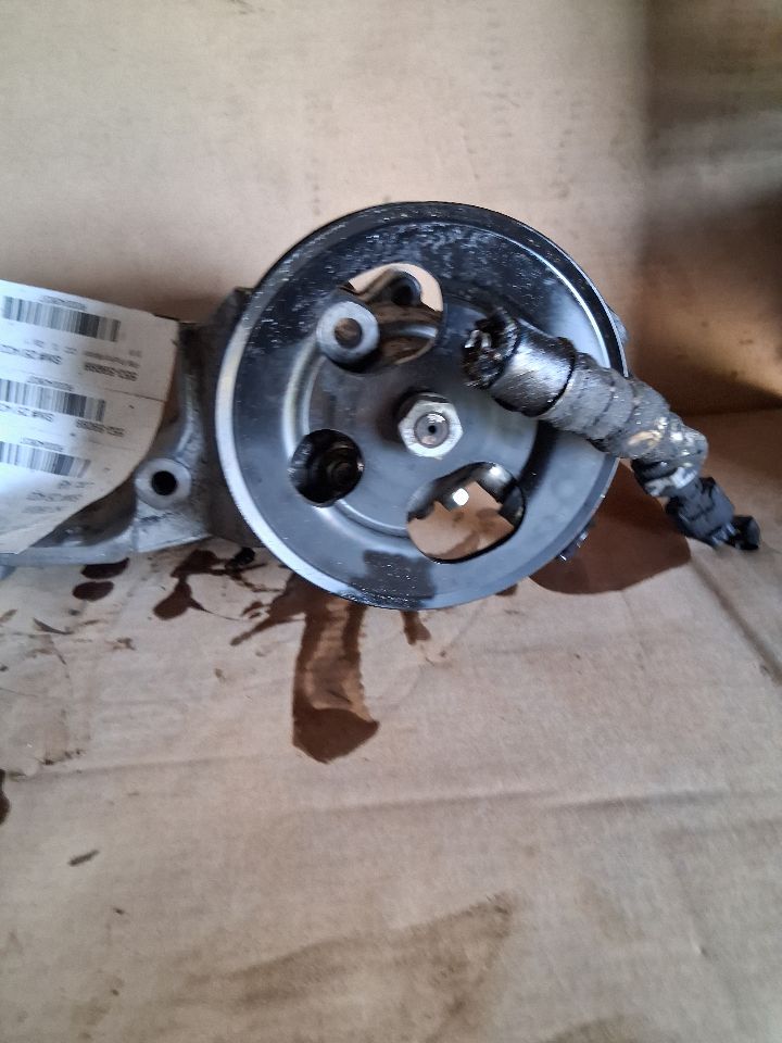 Power Steering Pump from a 2009 Infiniti QX56, photo 1