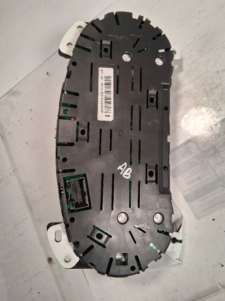 Speedometer Instrument Cluster from a 2013 Chevrolet Malibu, photo 4