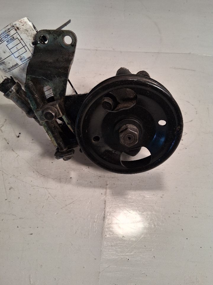 Power Steering Pump from a 2002 Infiniti I35, photo 1